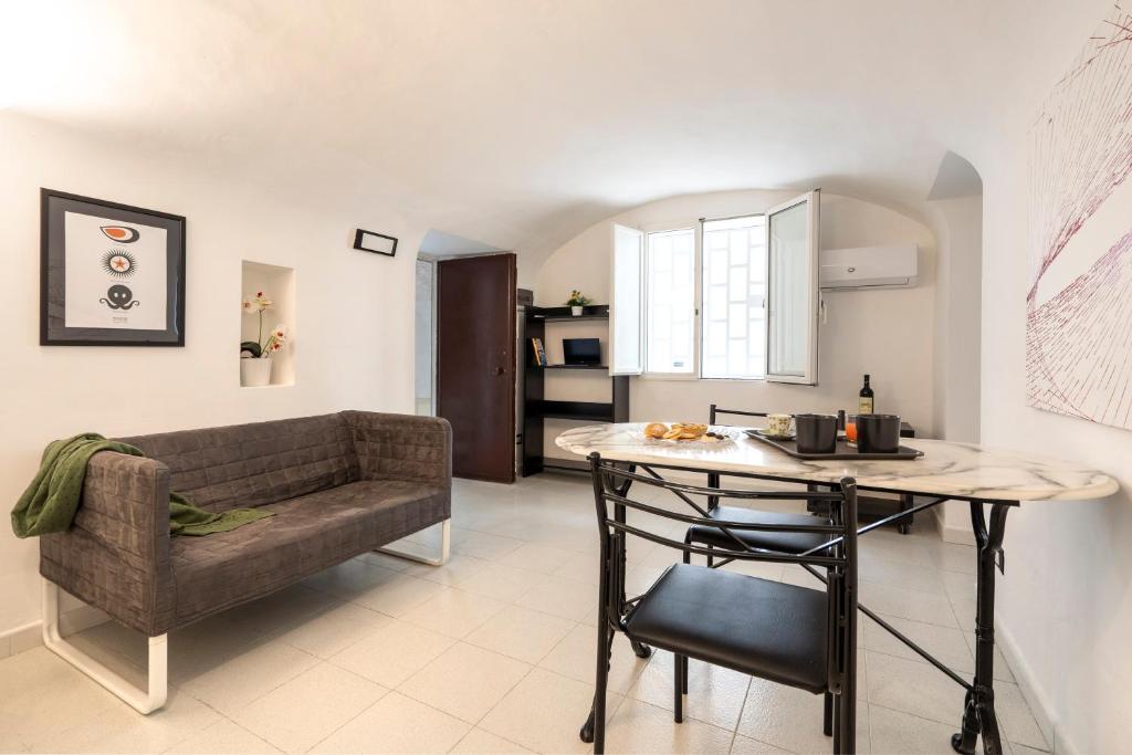 White&Grey Comfy Apartment, Bari