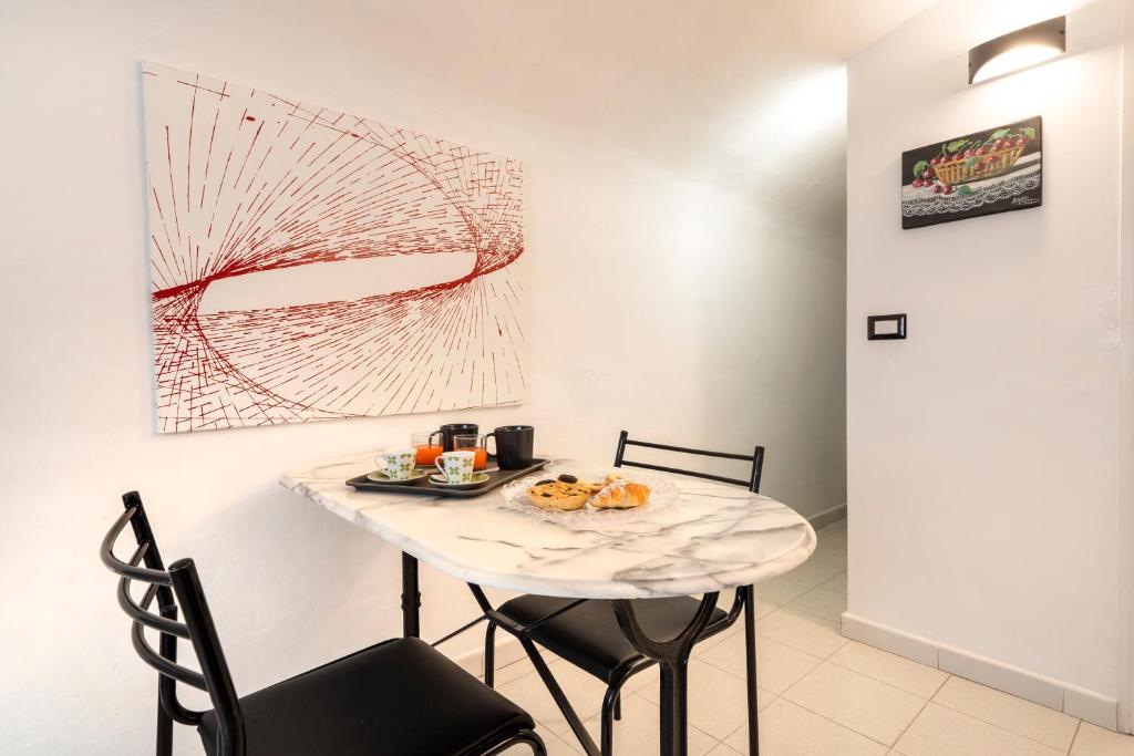 GuestHost - White&Grey Comfy Apartment - 3