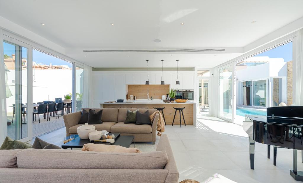 Unique & Luxurious Villa With Heated Pool, Gym & C - 5