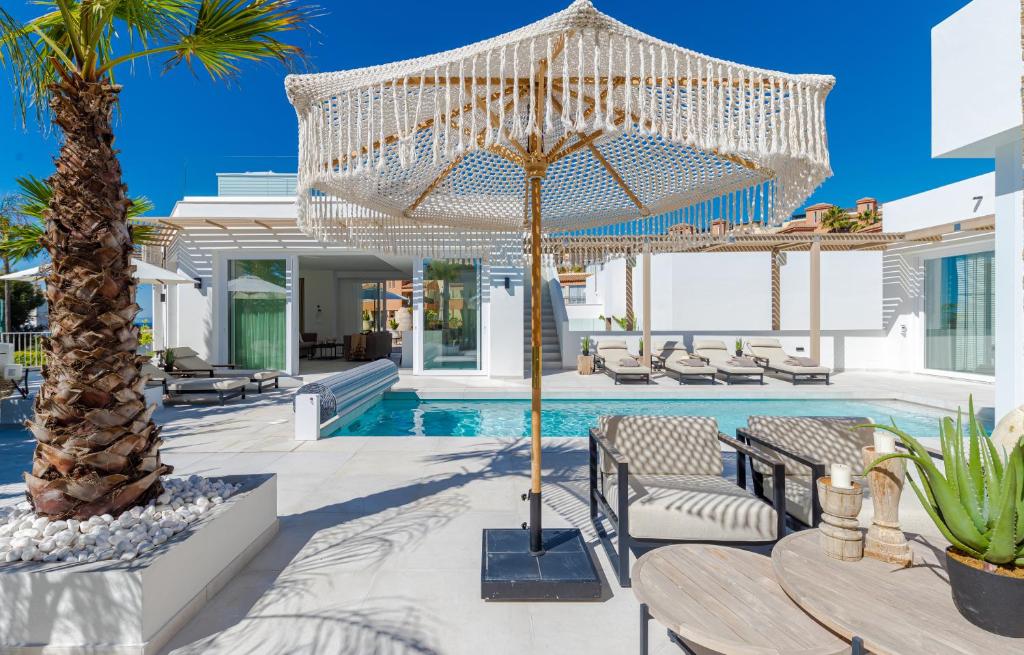 Unique & Luxurious Villa With Heated Pool, Gym & C - 2