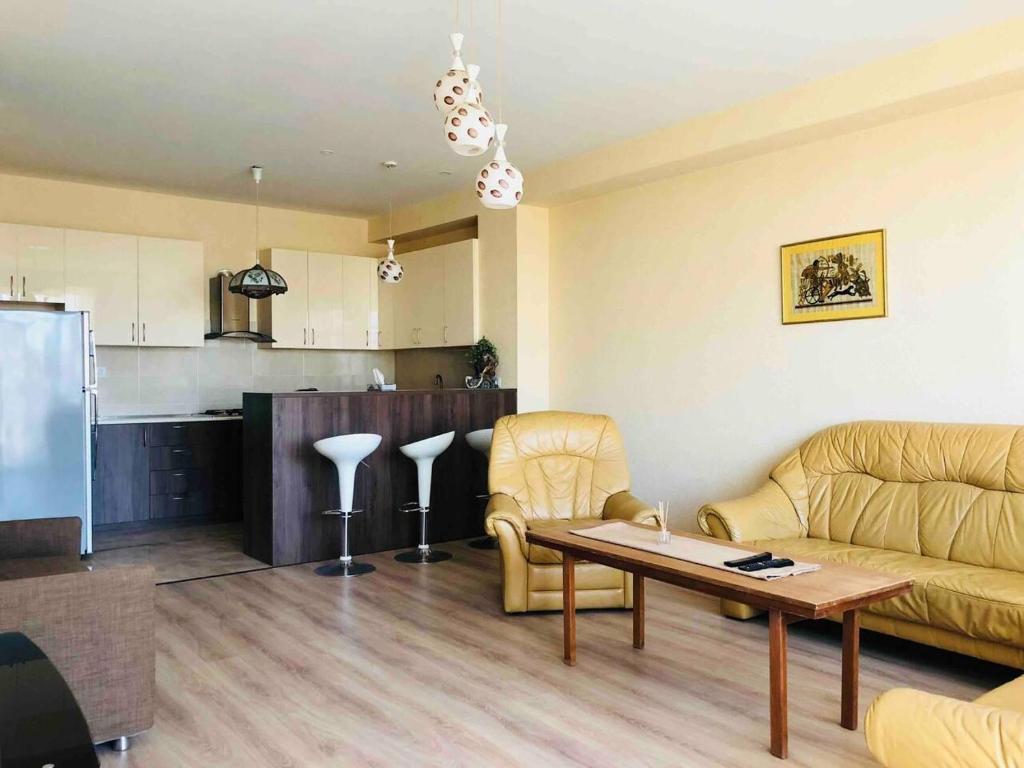 Nearby Chavchavadze Ave Sweet Home with Terrace, Tbilisi