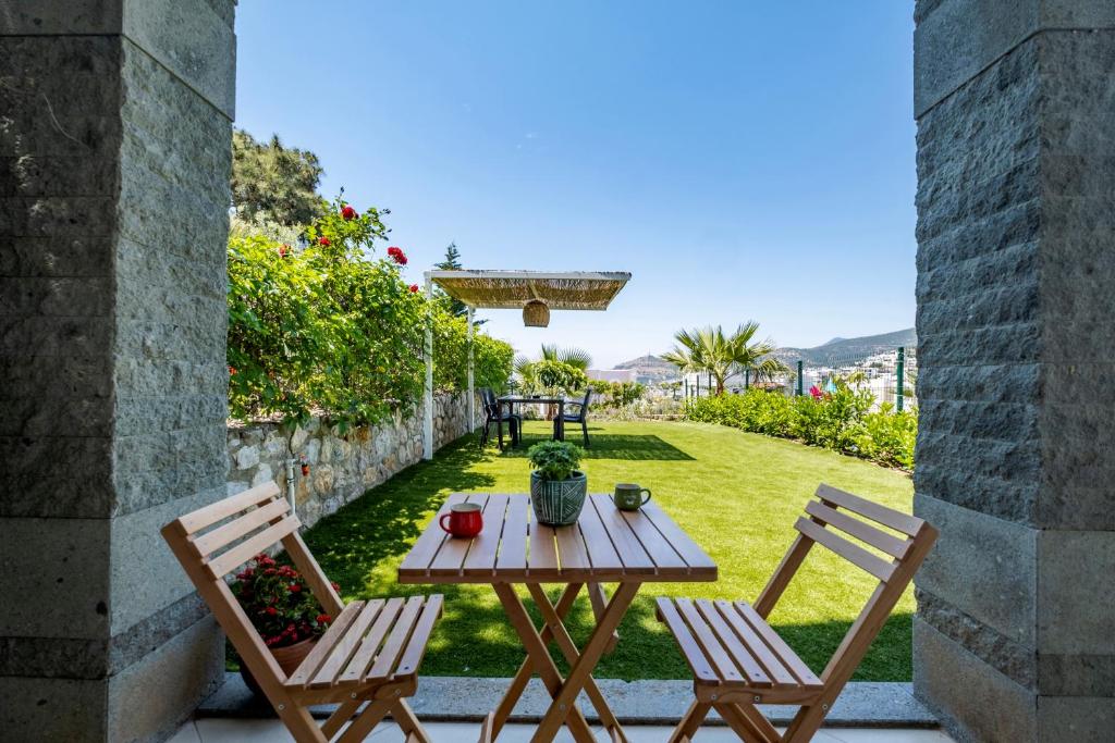 2+1 House in Bodrum center with sea view and big private garden, Bodrum
