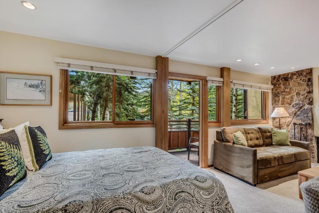 Laurelwood Condominiums 207 photo