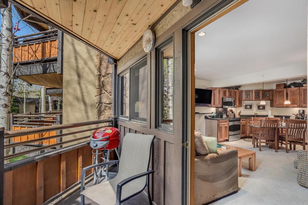 Laurelwood Condominiums 207 photo
