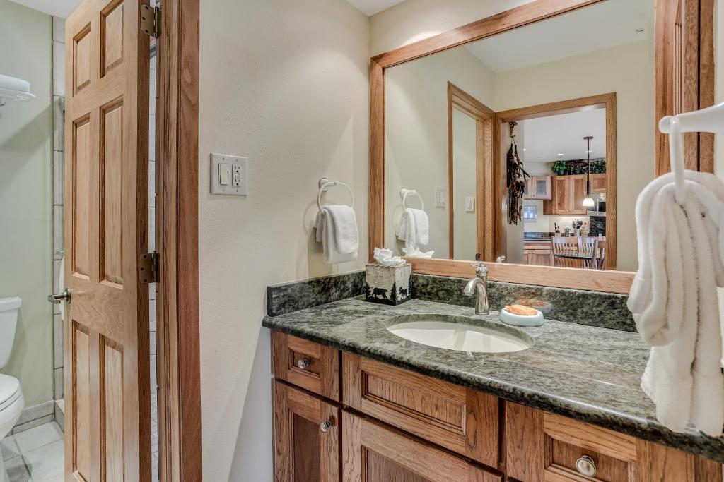 Laurelwood Condominiums 207 photo