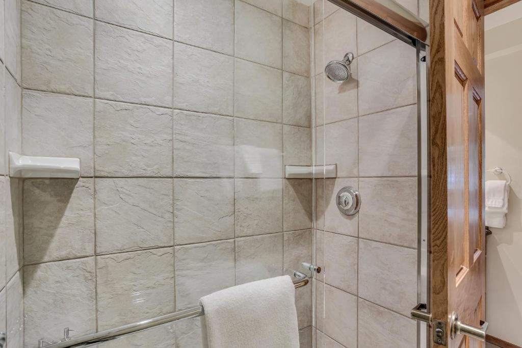 Laurelwood Condominiums 207 photo
