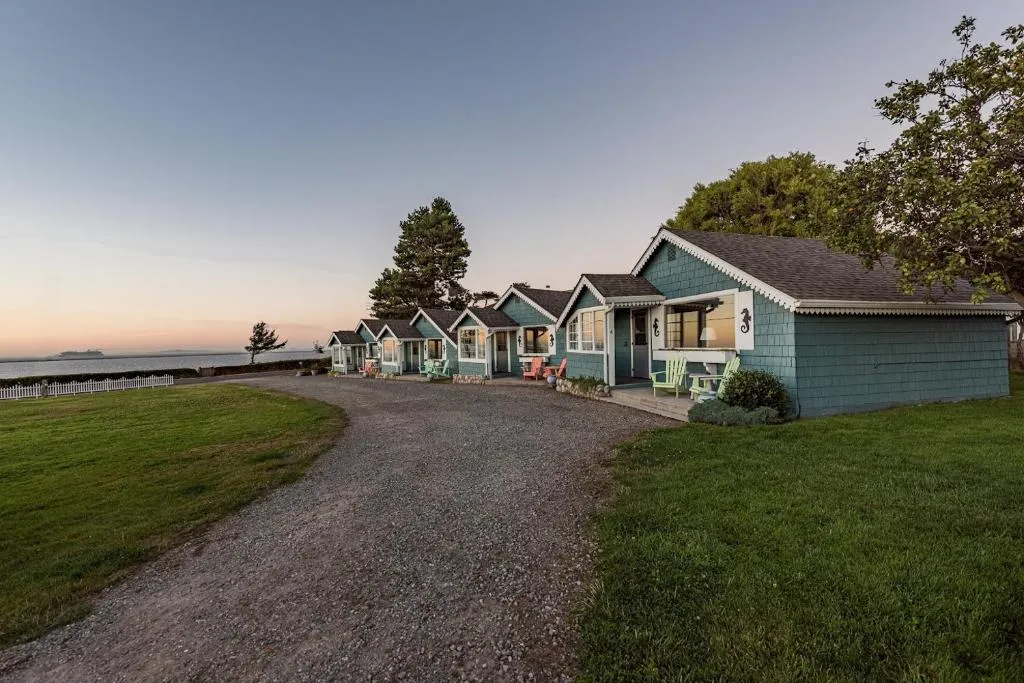 Juan de Fuca Waterfront Hotel & Cottages，位于塞奎姆的酒店
