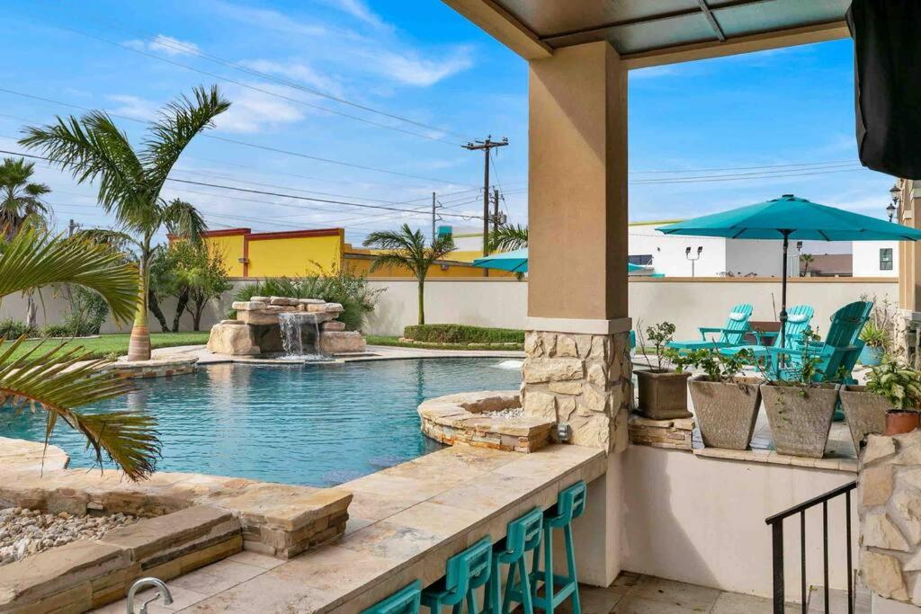 Paradise Villa: 2 blocks from beach, private pool, South Padre Island