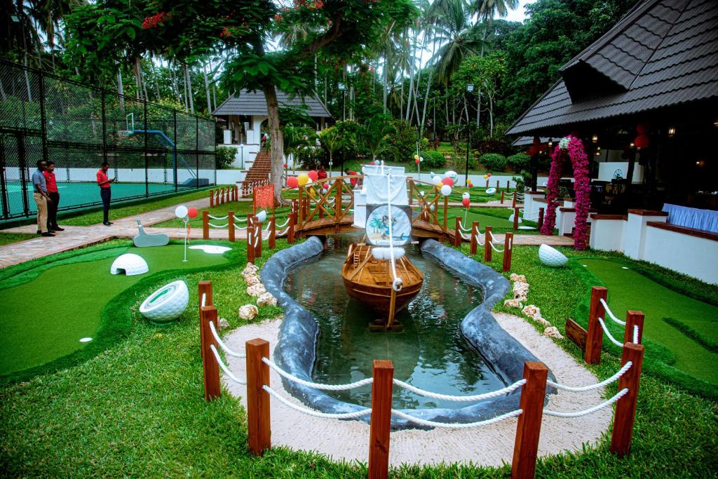 Mini golf course