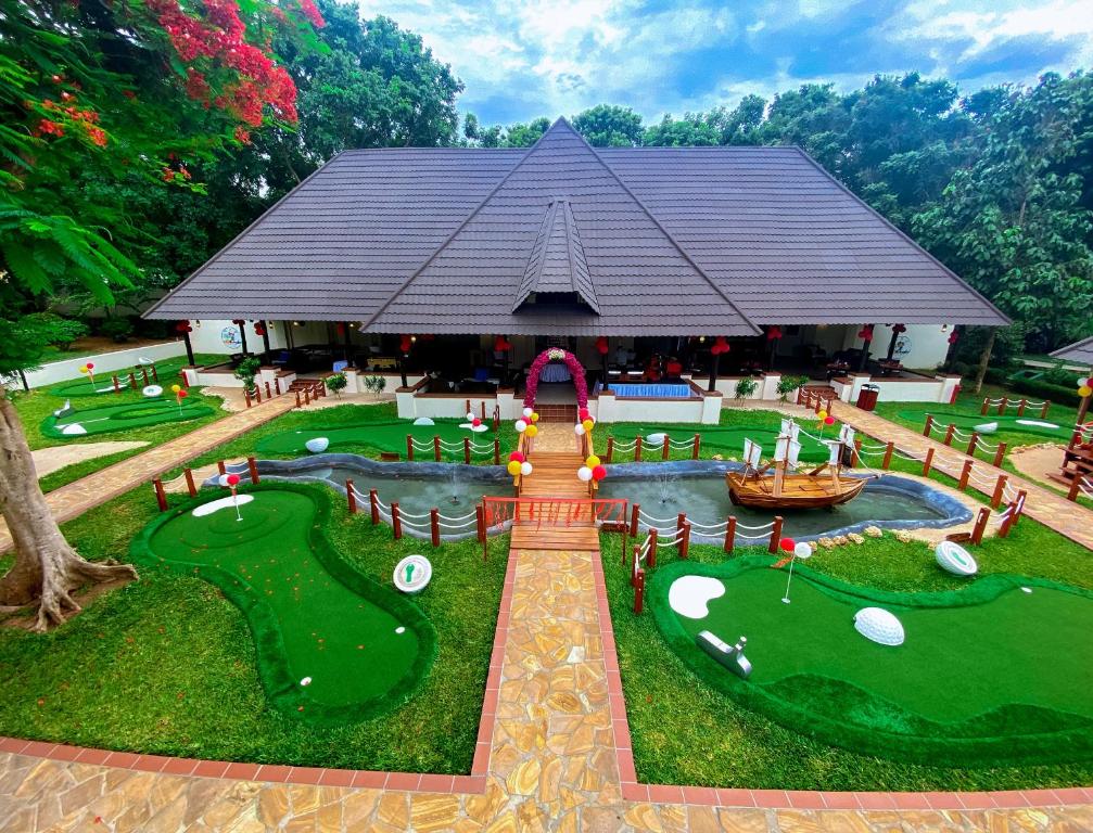 Mini golf course