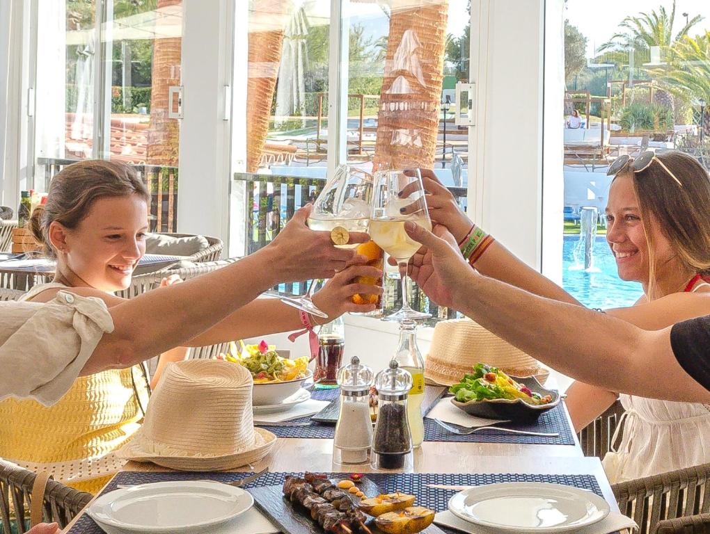 FERGUS Club Carema Splash — Restaurant & bars in Fornells, Balearic Islands