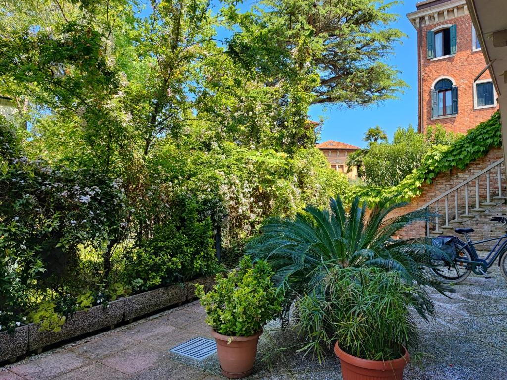 Leo's House with Garden - 2