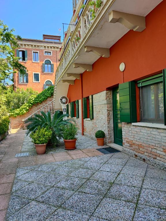 Leo's House with Garden - 4