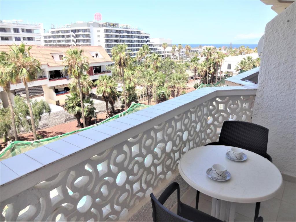 Lovely apartment with sea view and free WIFI, center of Las Americas Playa Honda, Playa de las Americas