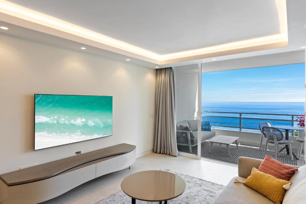 Fully renovated frontline flat, Marbella