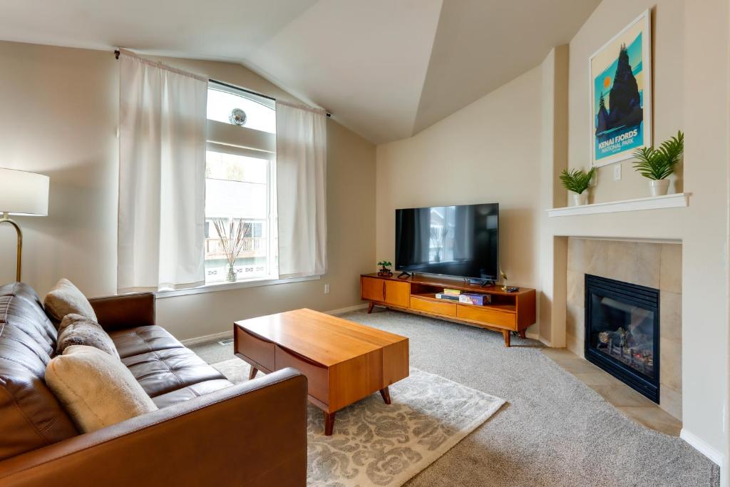 Alaska Retreat with Balcony, Near Earthquake Park!, Anchorage