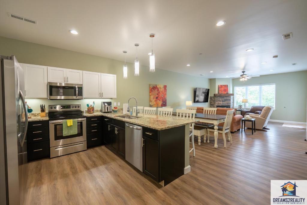 NEW BUILD - Luxury 3BR Walk-In with Resort Amenities - FREE TICKETS INCLUDED - FHG-107, Branson