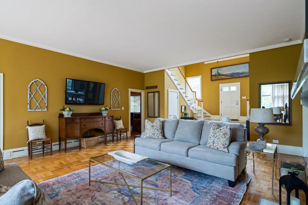 Luxury Farmhouse in the Heart of Historic Downtown