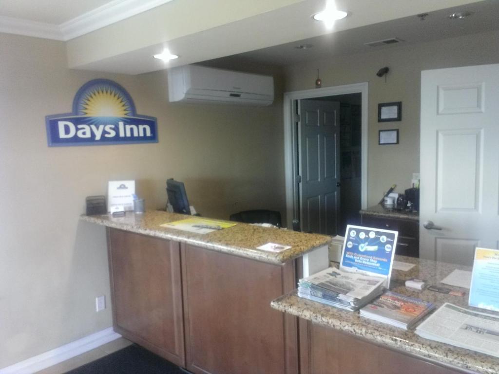 Days Inn by Wyndham Kingman East photo