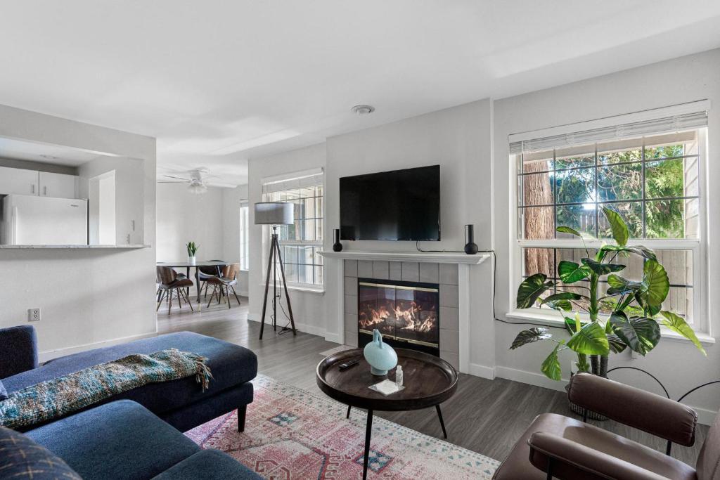 Modern Spacious 2BR Condo in Woodinville