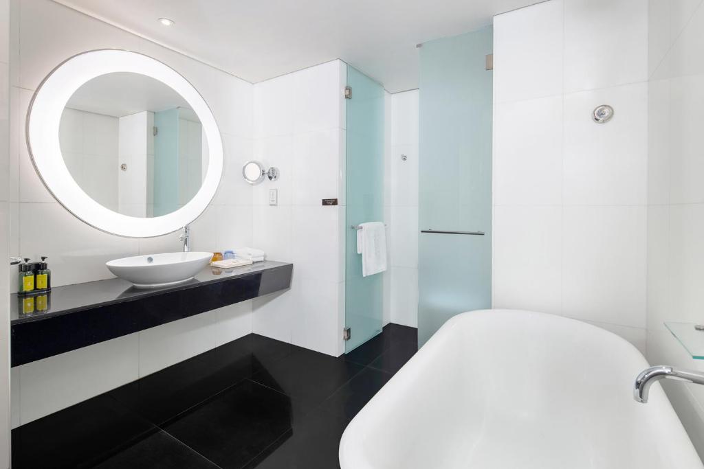 Nina Hotel Tsuen Wan West — Hotel rooms in Tsuen Wan