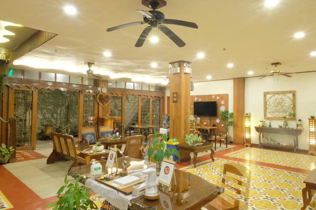 Shared lounge/TV area