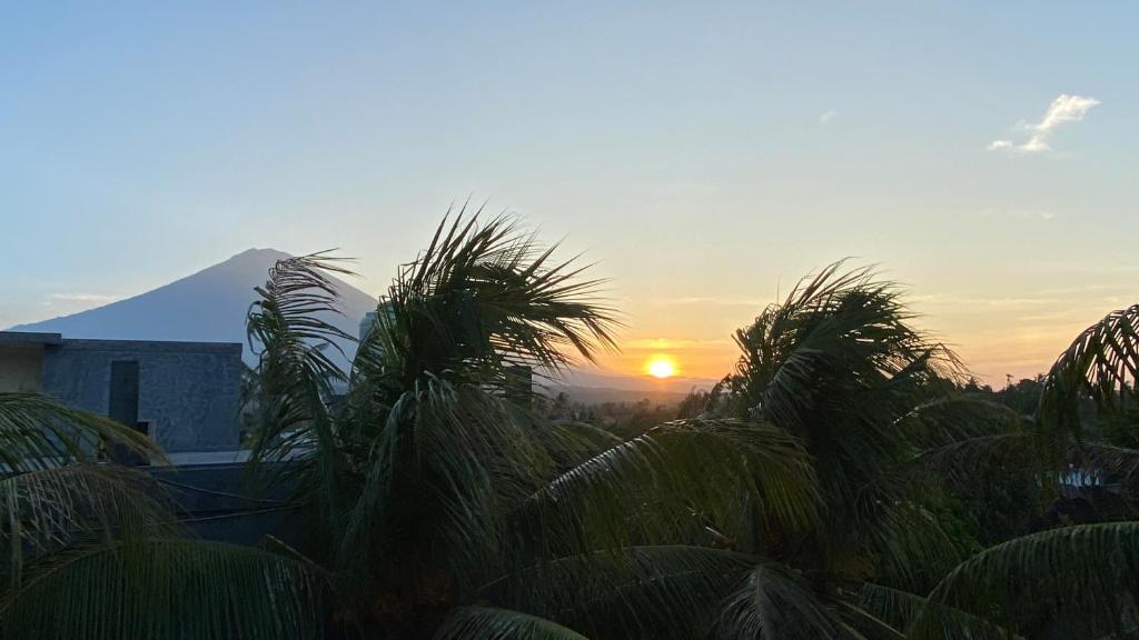 Amed Stop Inn Homestay, Rooftop Restaurant and Bar