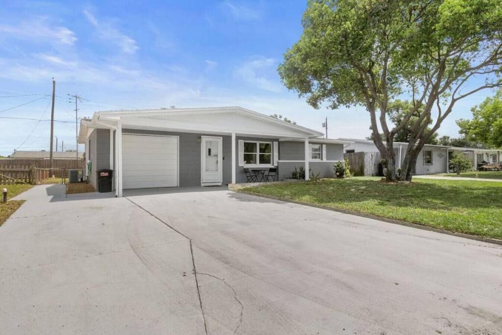 Cozy 2 BR home close to Beaches and Sponge Docks!