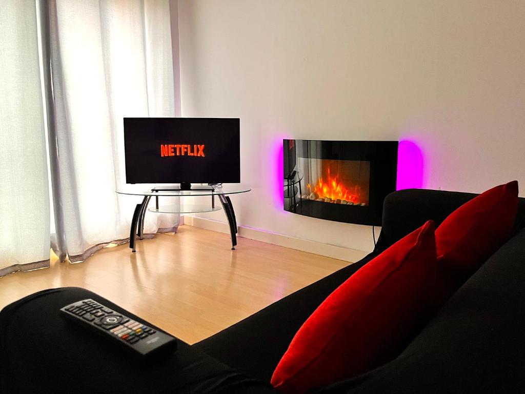 Well connected Birmingham City centre apartment with secure parking, Birmingham