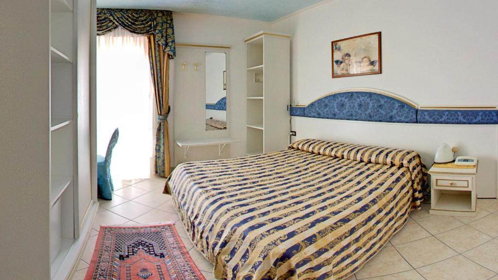 Hotel Elpiro — Hotel rooms in Jesolo, Veneto