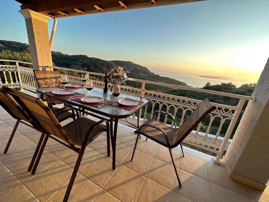 Villa Long View, Avliótai