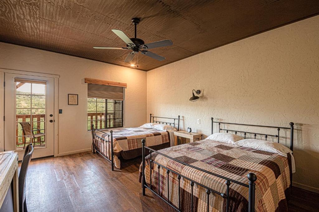 Miners Cabin #3 -Two Double Beds - Private Balcony - Walk to the Action, Tombstone