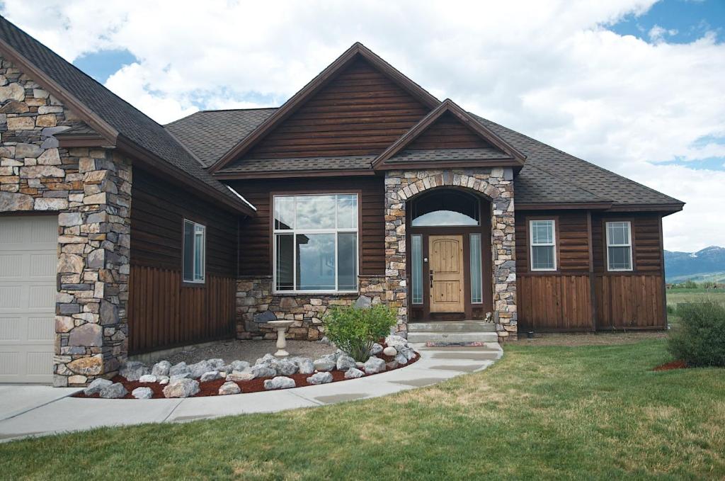 Teton Harmony by KABINO Hot Tub Pool Table Fire Pit Mtn Views 2 Levels 2 Living Rooms WiFi Grill, Driggs