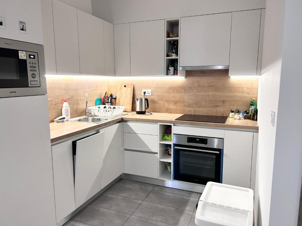 New 2022 Family&Friends Downtown AC 3BR 2BA FREE PARKING big Balcony near Metro&Train Station SELF CHECK-IN Apt, Budapest