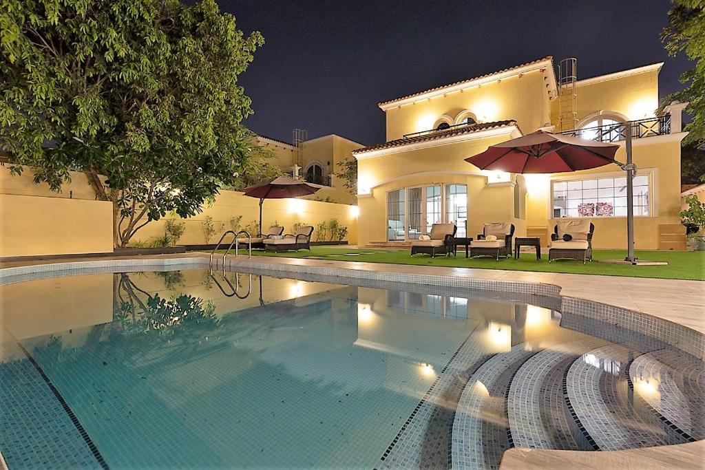 6 plus 1 Bdr Villa Jumeirah Park with Amz Climatized huge private pool - 5 min from Jbr beach photo
