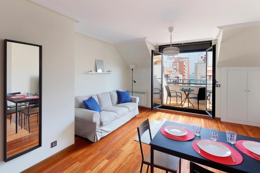 Ático con terraza, vistas al mar y parking en playa de S Lorenzo - 2