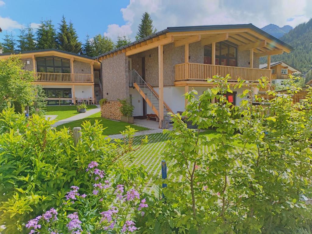 Ferienwohnungen &amp; Chalets Capricorno — Hotel in Mittelberg