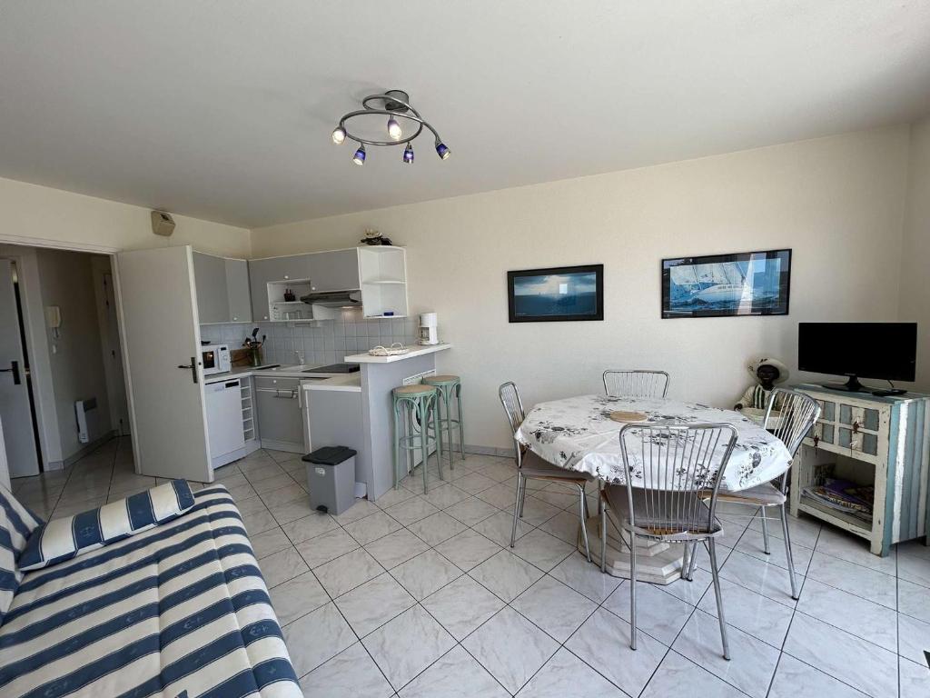 Appartement 2 pièces avec balcon, vue mer latérale - FR-1-224C-301 - 2