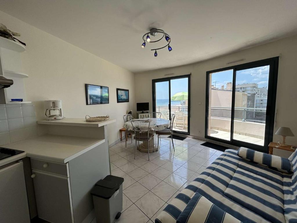 Appartement 2 pièces avec balcon, vue mer latérale - FR-1-224C-301 - 3