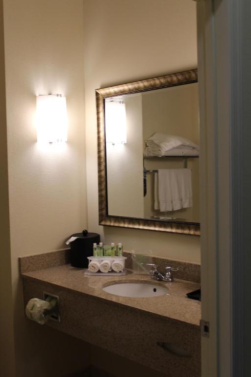 Holiday Inn Express DeFuniak Springs photo