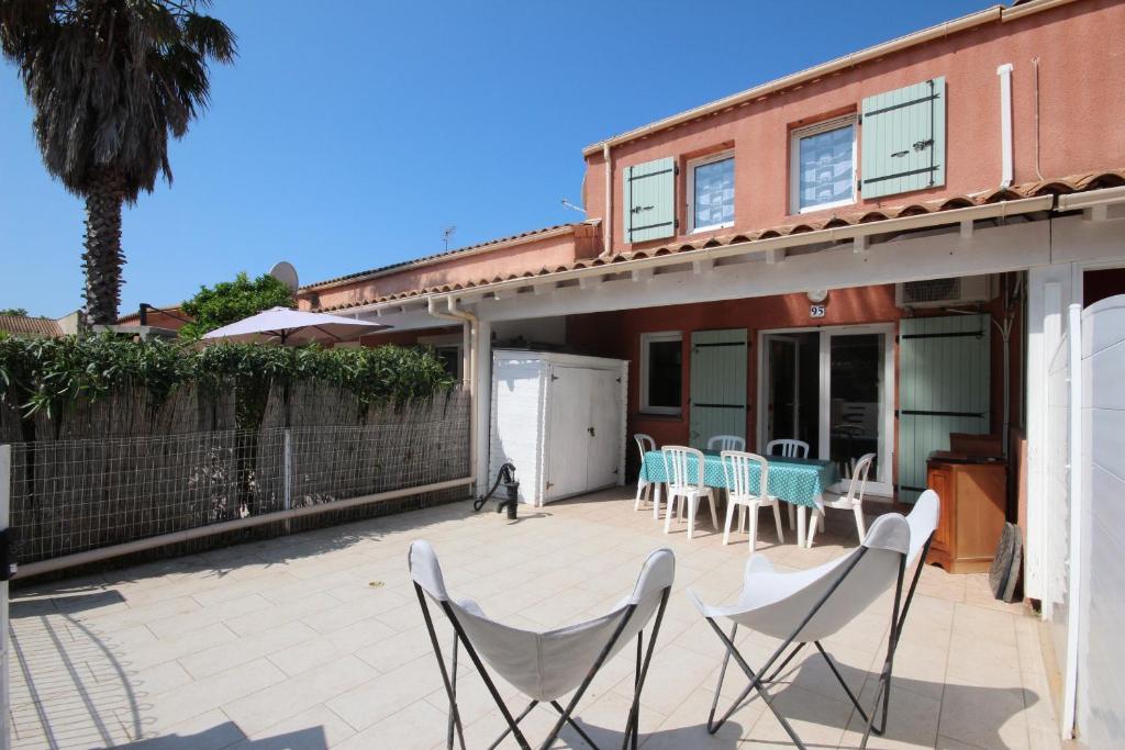 Agréable Maison de vacances climatisee, 2 chambres pour 5 couchages, Résidence securisee avec piscine commune LE CLOS DE SOCORRO, 800m de la plage Portiragnes plage LRCS95 - 1
