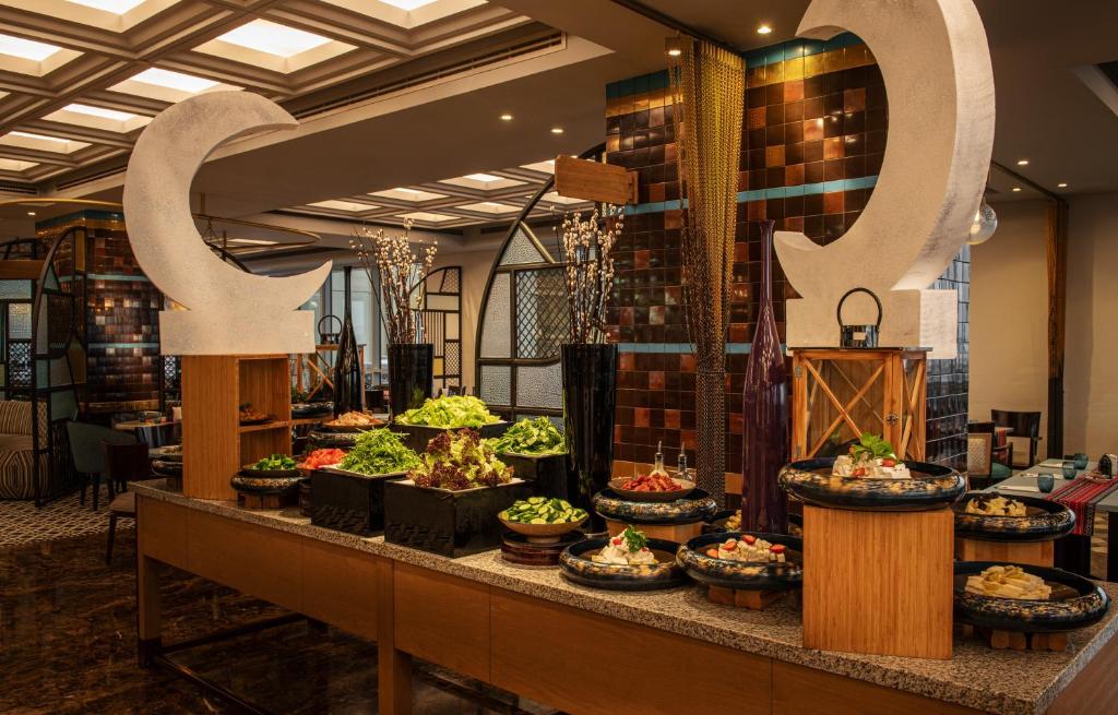 Dubai Sheraton Mall of the Emirates Hotel, Dubai dining