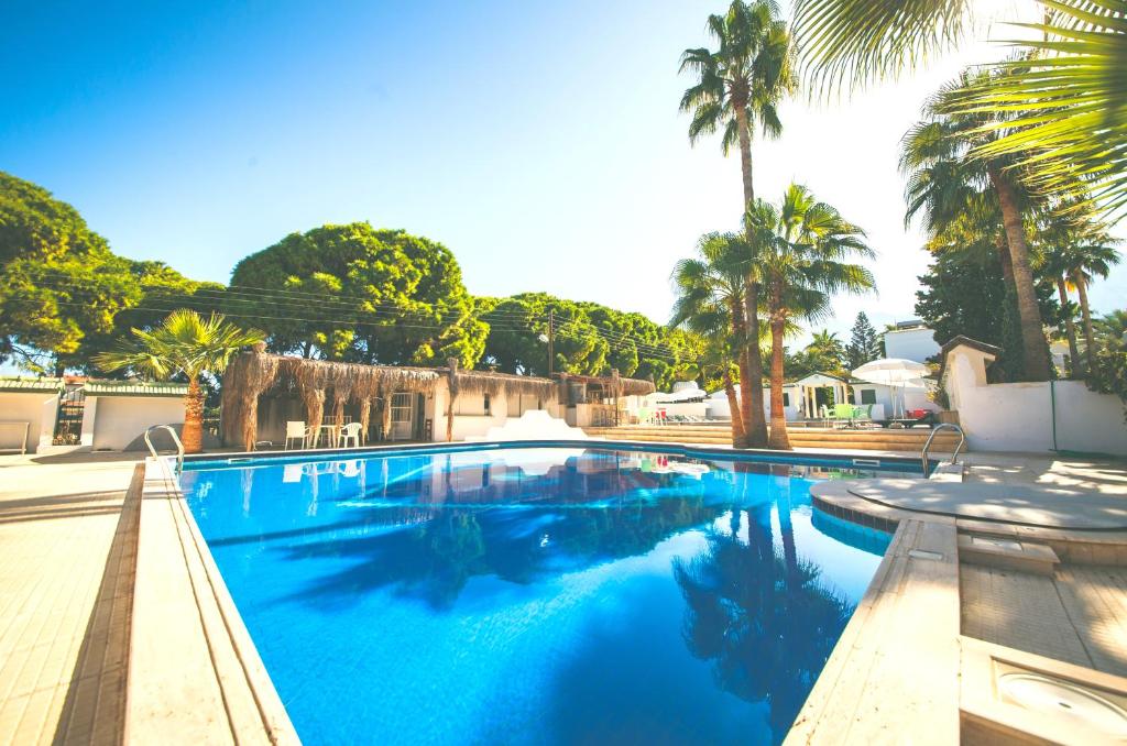 Hotel PINE BAY CLUB &amp; Restaurant next to popular beach — Hotel in Karavas