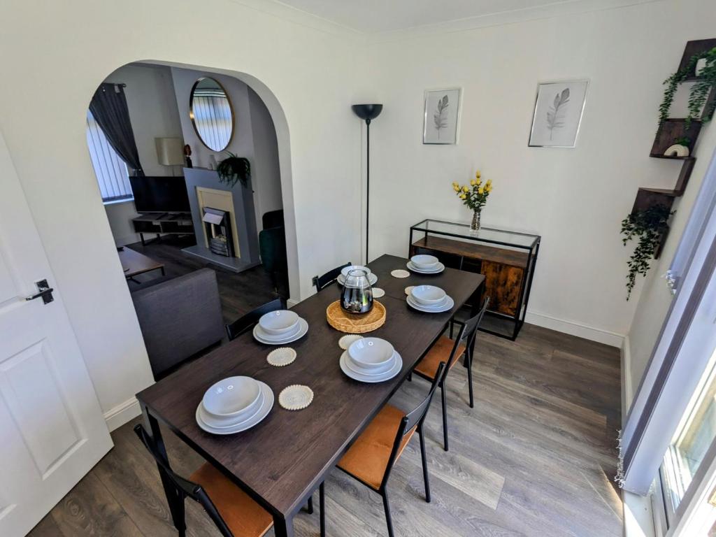 No 51 - Spacious 3 Bed Home - Free Parking - Wi-Fi - Contractors