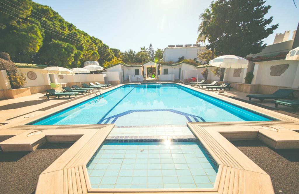 Hotel PINE BAY CLUB & Restaurant next to popular beach photo