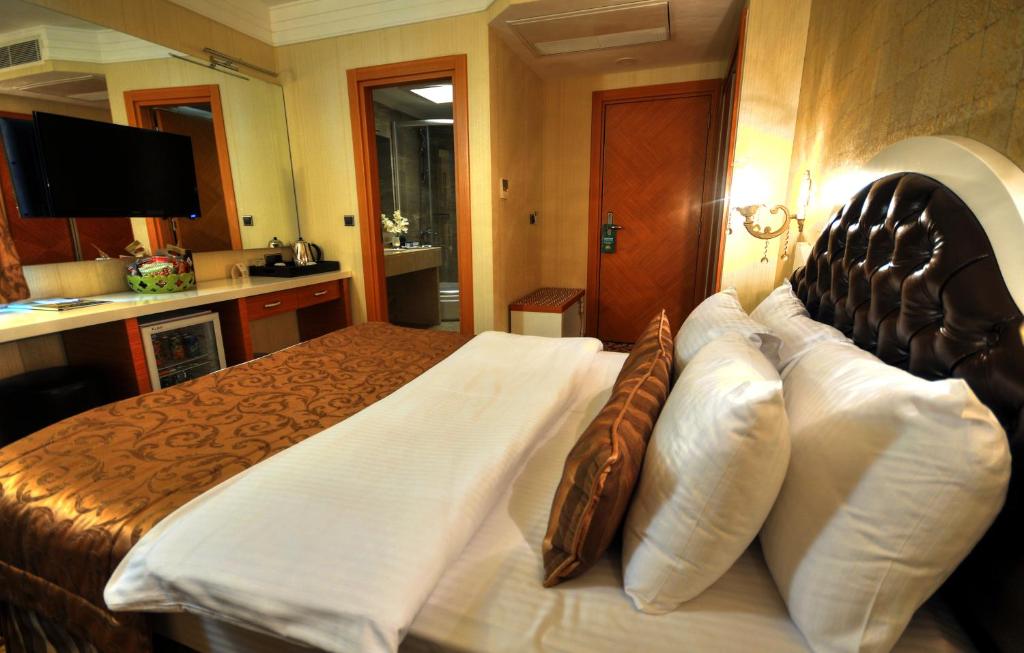 Golden Deluxe Hotel photo
