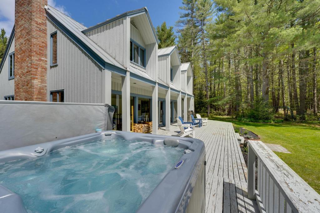 Mendon Home with Hot Tub, Fire Pit and Near Skiing!, Mendon