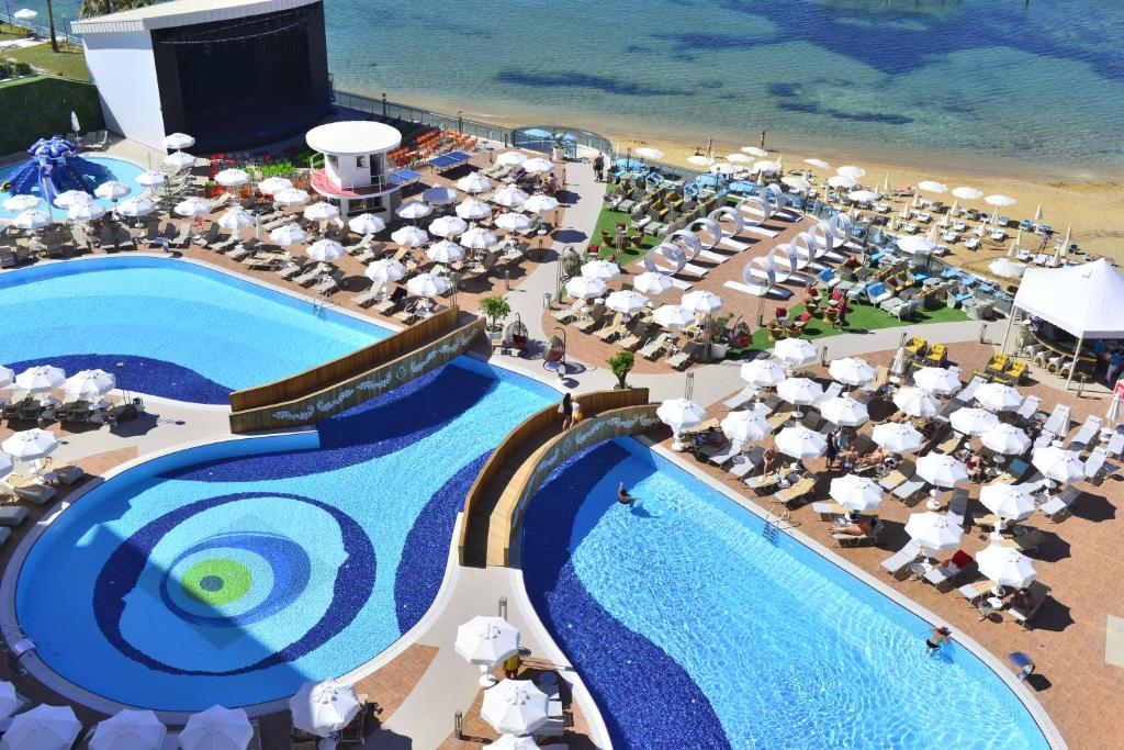 Azura Deluxe Resort & Spa - Ultra All Inclusive — Swimming pool in Avsallar
