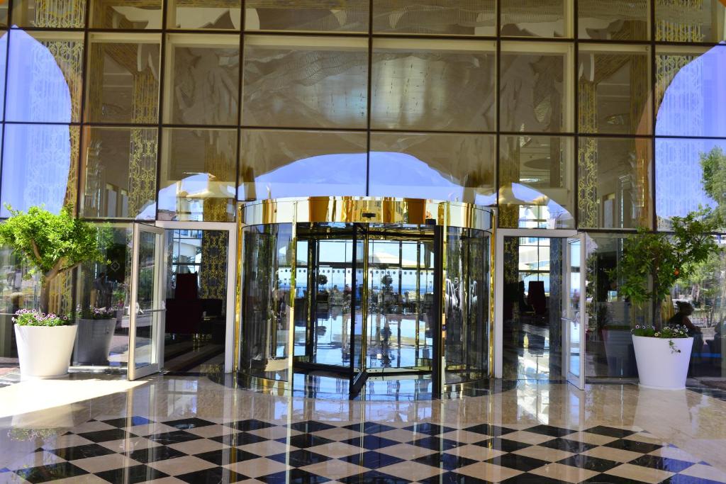 Azura Deluxe Resort & Spa - Ultra All Inclusive — Hotel building in Avsallar