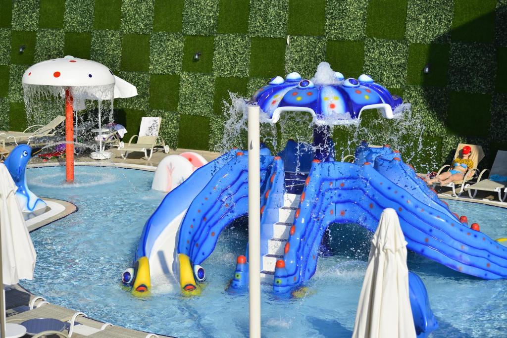 Azura Deluxe Resort & Spa - Ultra All Inclusive — Swimming pool in Avsallar